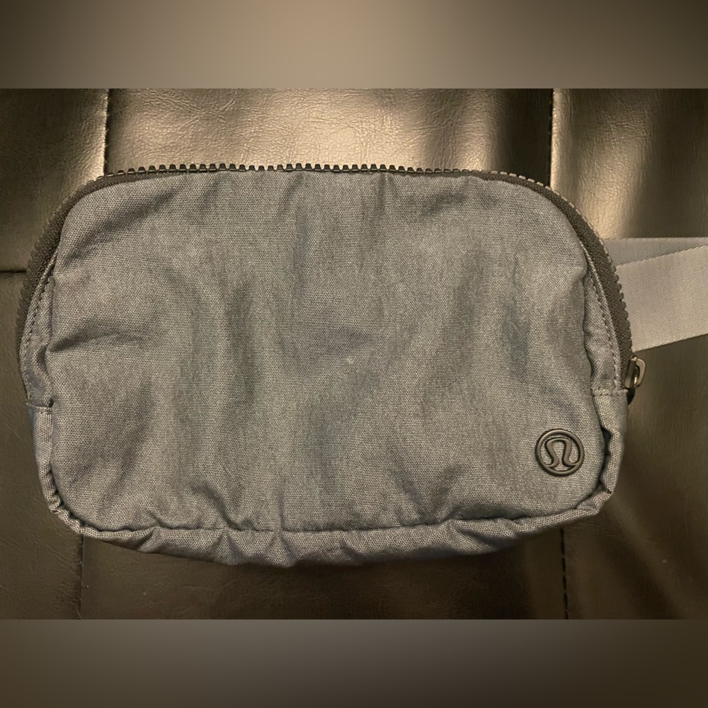 ⭐️RARE Lululemon everywhere belt bag TB2 Shiny Black